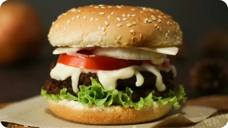 単品のリカレントチーズバーガーの写真