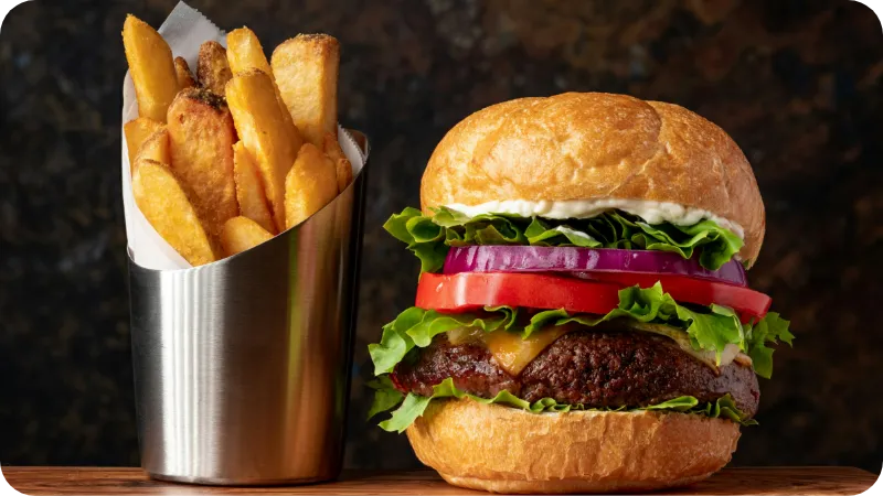 セットメニューのハンバーガーとフライドポテトの写真